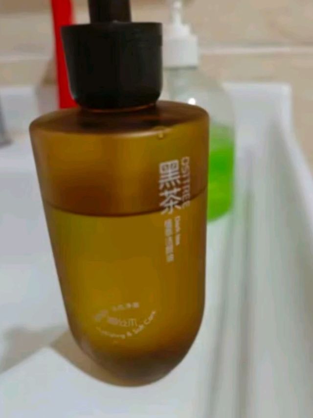 柳丝木黑茶卸妆油：温和卸妆新宠