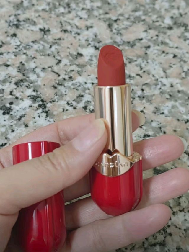 卡姿兰口红：唇间的魅力魔法
