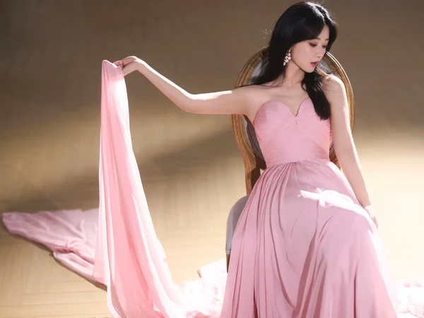 Immersed in the gentle autumn breeze , APM Monaco's global brand ambassador Yang Zi wears the SOLEIL