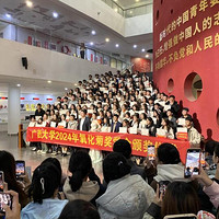 网红氧化菊回母校捐赠奖学金，激励学弟学妹勇敢追梦