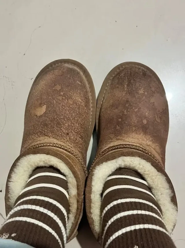 上课暂停恭喜这位成功清洗雪地靴的女士！上课暂停   恭喜这位成功清洗雪地靴的女士！
翻毛皮清洁剂/麂皮鞋面脏了怎么处理/翻毛皮鞋子怎么洗/勃肯鞋脏了怎么清洗/麂皮鞋子怎么洗/德训鞋怎么清洗/雪地靴怎么