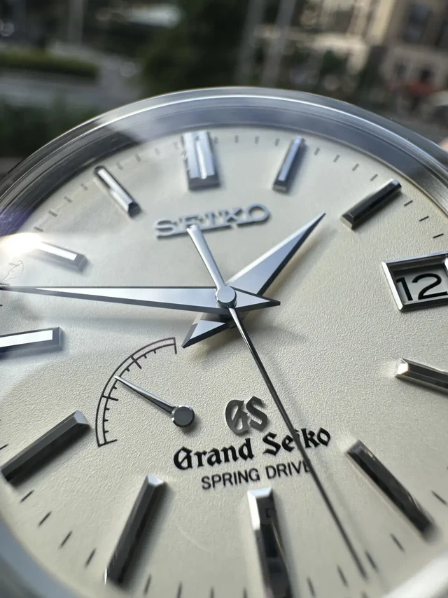 GRAND SEIKO精工 SBGA093 冠蓝狮
自家SD混动机芯，表径40mm，非常有味道的奶白面泡泡镜，平顶秒针，五棱针和条丁刻度不同光线下的折射非常漂亮，实用动显，GS元素非常齐，准到令人发指