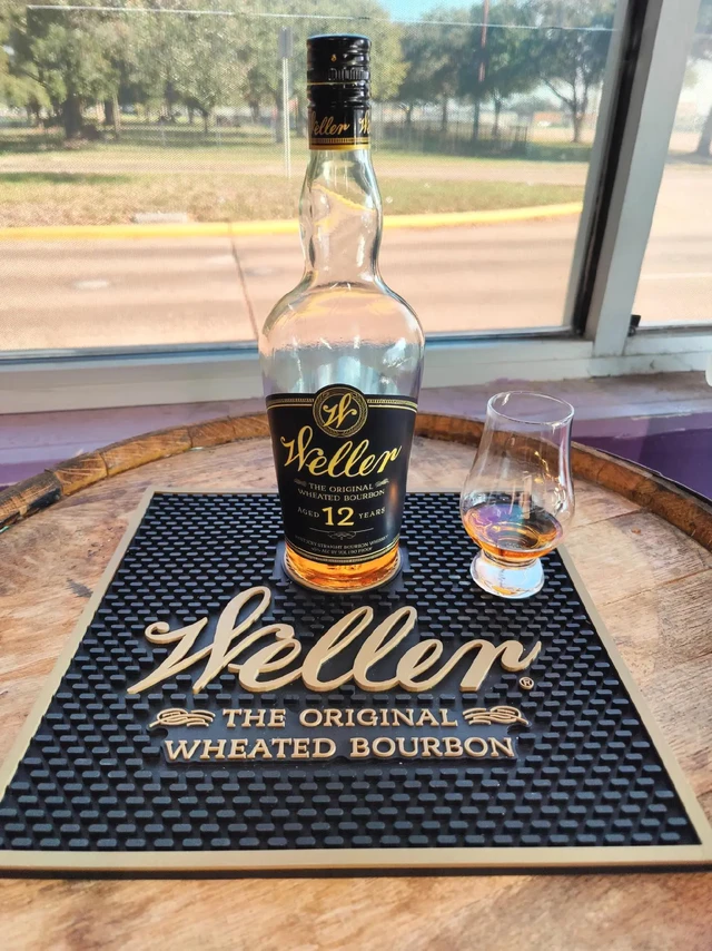 CHATGPT威士忌小课堂第五期。Weller 12年是一款备受推崇的波本威士忌，以其柔和而复杂的风味闻名。它由Buffalo Trace酒厂出品，是W.L. Weller系列的一部分，被称为“波本威
