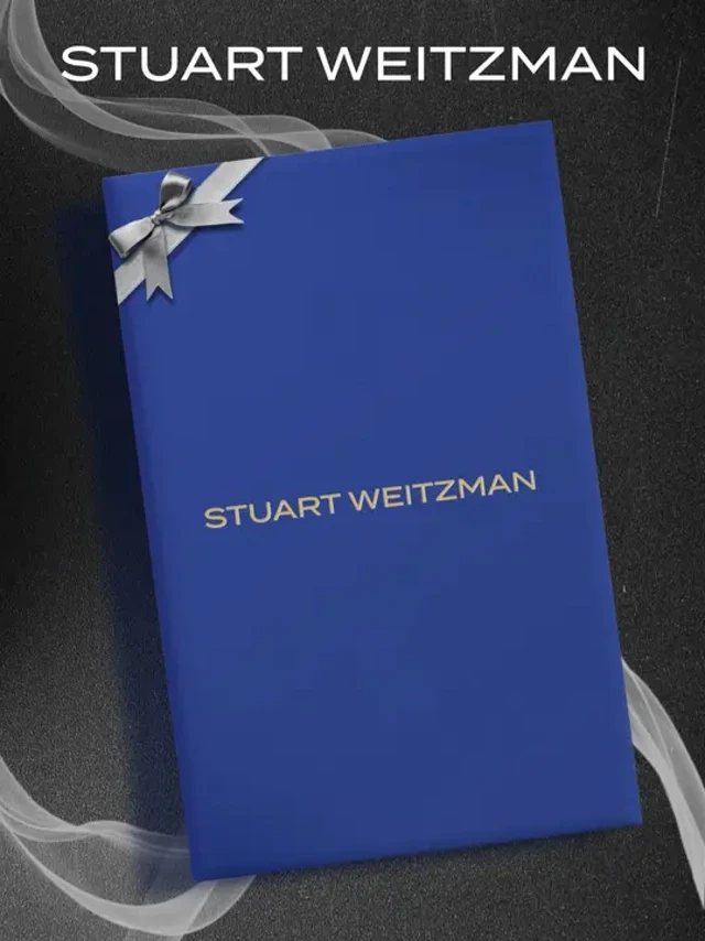 惊喜之「蓝」 定制惊喜，满载心意。@STUART WEITZMAN将摩登匠艺融入宝蓝礼盒间，助TA出街即是满分look💯 
质感通勤，舒适至上。EMERSON"黑骑士"及膝靴以简约廓形搭载轻盈沟纹鞋底