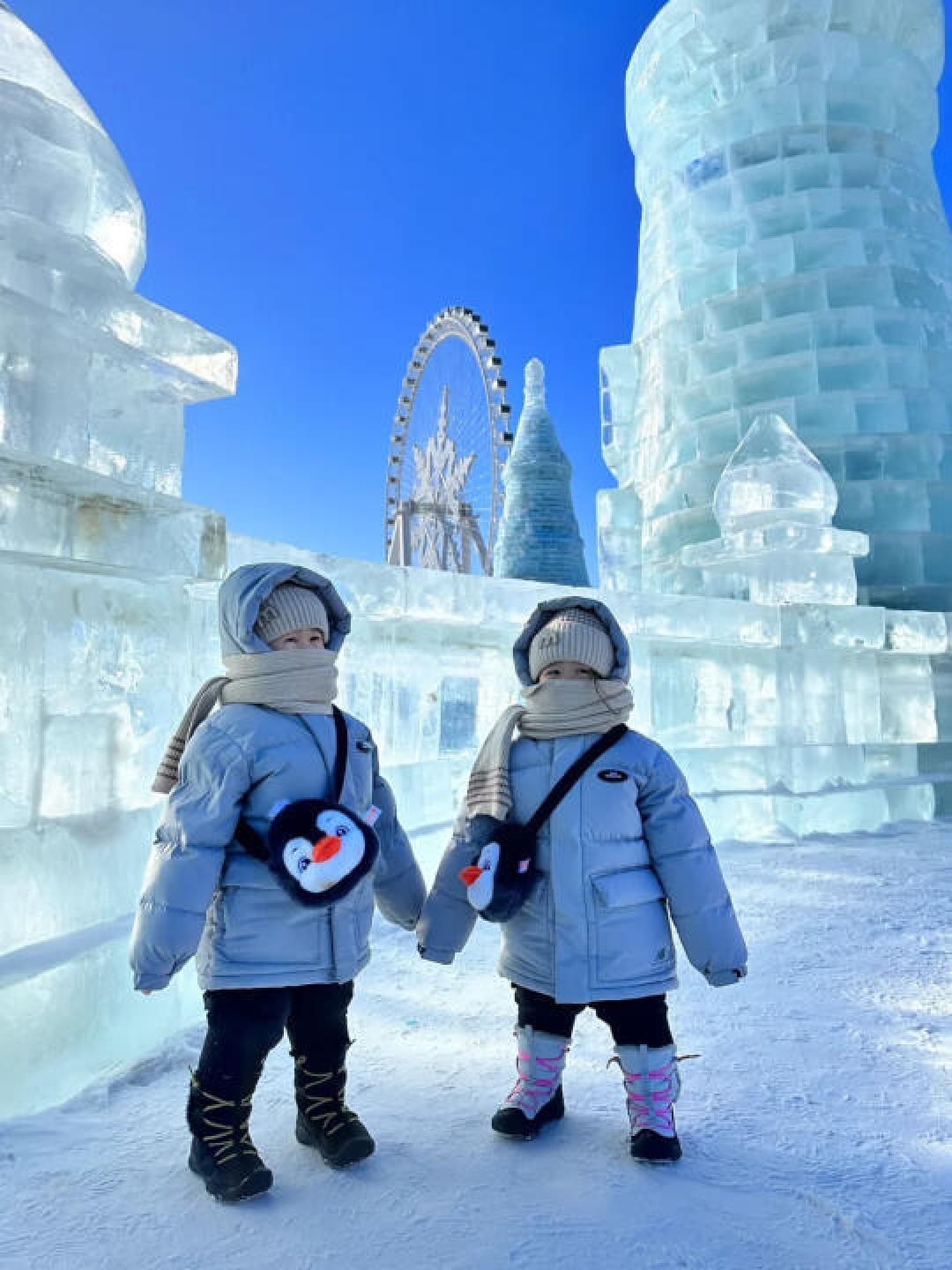 哈尔滨冰雪大世界开园迎客：亚冬会元素点亮冰雪盛宴
