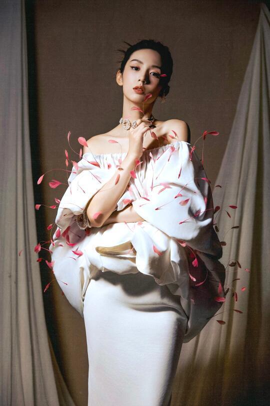 周也 VOGUE 红毯白切黑变装✨设计太绝了！