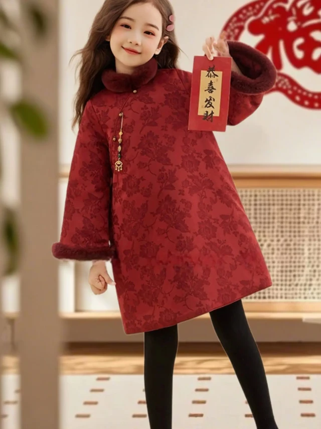 亲子新年装｜中式美学，爱与传承。#新年穿搭 #女童中国风拜年服 #你可以永远相信新中式 #萌娃新衣当然要保暖又时髦 #新年衣服准备好了吗 想给宝贝和自己一个不一样的新年装扮吗？这款亲子装【新年款】岁岁