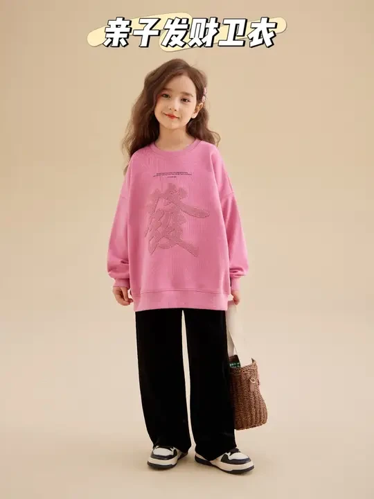 新年和女儿这样穿好好看！巨显白！！#卫衣 #新年穿搭 #谁穿谁好看系列 #亲子装 #遮肉显瘦