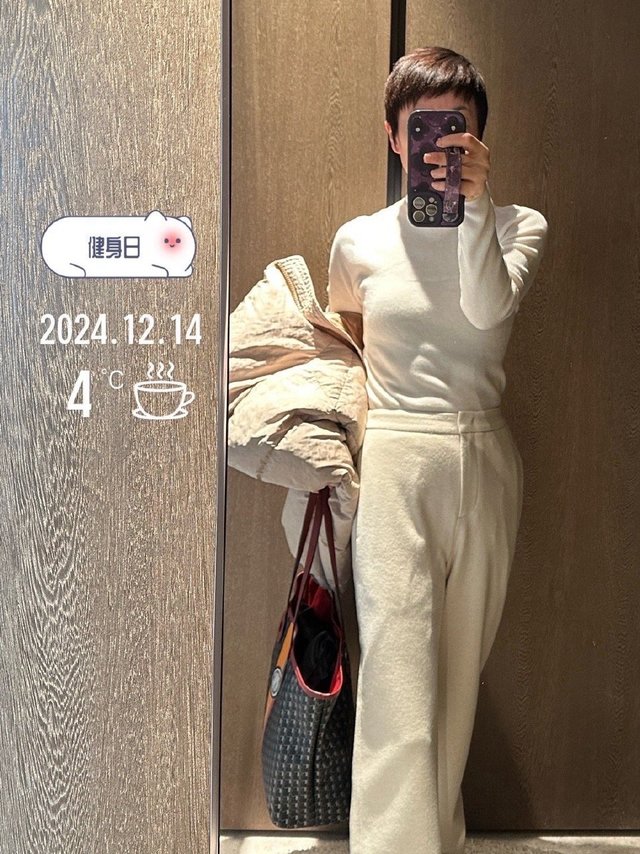 #医生家的日常# 小个子在冬天想穿的优雅又保暖可以试试羊毛材质阔腿裤上衣搭紧身外套搭短款时尚利落不臃肿颜色最好是顺色比撞色更容易穿出高级感冬天多选卡其、焦糖、深/浅燕麦、奶油白等容易搭配不过时年纪大了