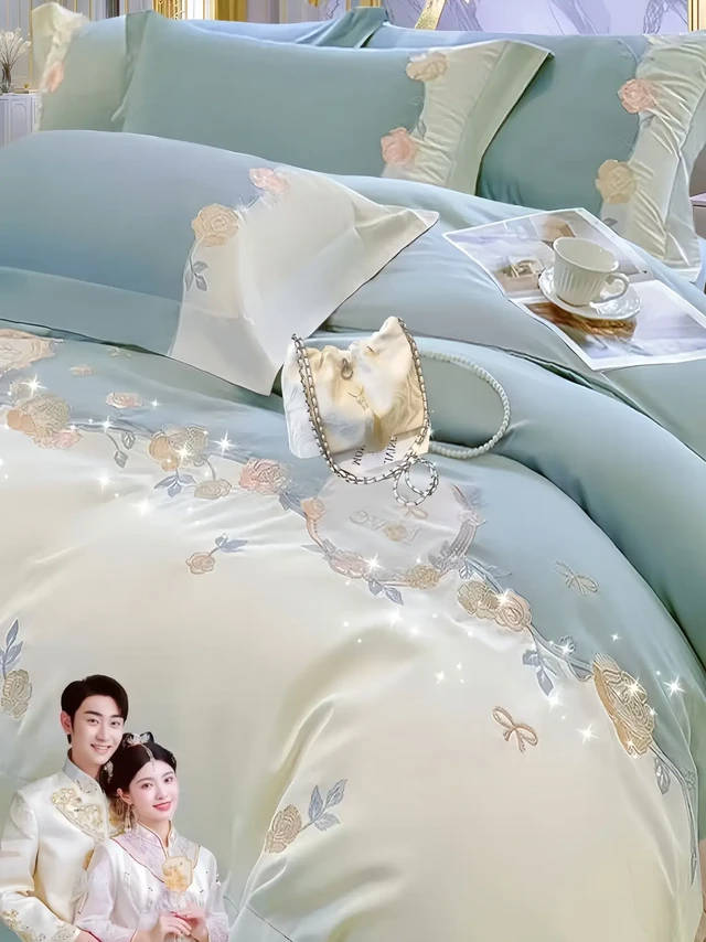 富安娜100支全棉刺绣四件套。爱上家居爱上富安娜，富安娜100支全棉刺绣四件套，全棉面料手感柔软舒适，亲肤贴身保暖，四季皆宜，高级精美刺绣工艺，富有光泽感的全棉面料，手感好丝滑！柔滑细腻如婴儿肌肤般光