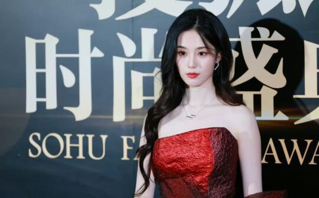 徐艺洋婚后红色渐变长裙亮相时尚盛典，展现优雅气质与自信魅力