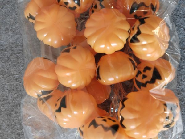 这款南瓜灯既可以节日装饰用又可以当应急灯！