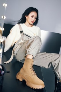 杏色百丽户外工装靴：自信时尚，踏出风采