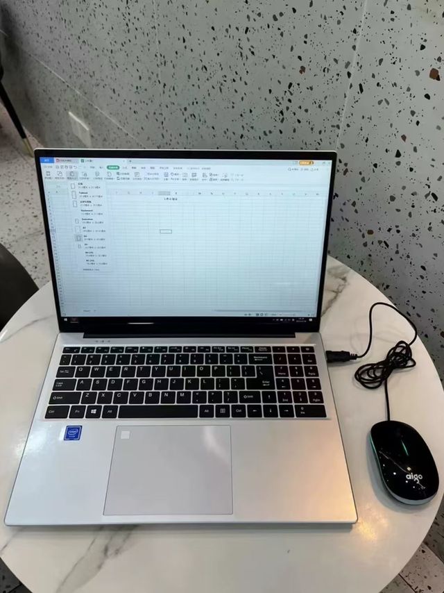 一款经久耐用、性能可靠的办公笔记本电脑。