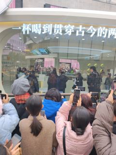 地球首座快闪店，空气中弥漫古韵新香味道，品味双重之妙，明星闪耀，现场手作奶茶就要香飘飘。    