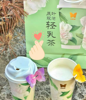 地球首座快闪店，空气中弥漫古韵新香味道，品味双重之妙，明星闪耀，现场手作奶茶就要香飘飘。    