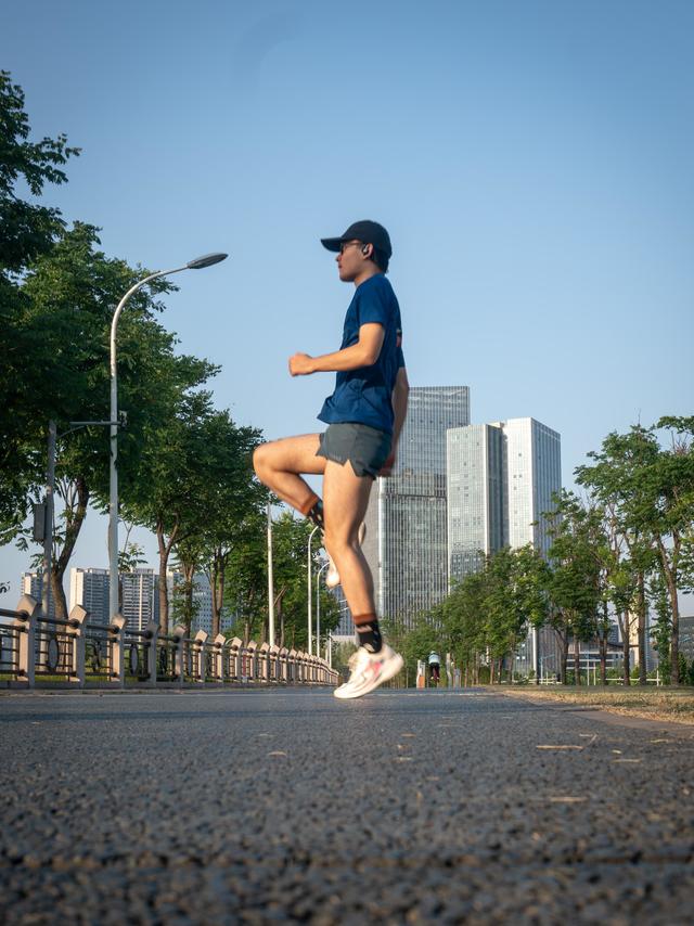 在减肥计划中，该如何科学安排偶尔的饮食放纵时刻？