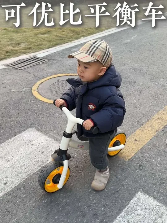 我儿子现在每天出门都要骑的这个#可优比平衡车，整体车身偏小，很适合刚入门的宝宝骑，骑#平衡车 能锻炼宝宝平衡感和四肢协调能力，儿保建议18个月宝宝就可以骑了！#儿童平衡车#宝宝好物推荐 #儿童运动