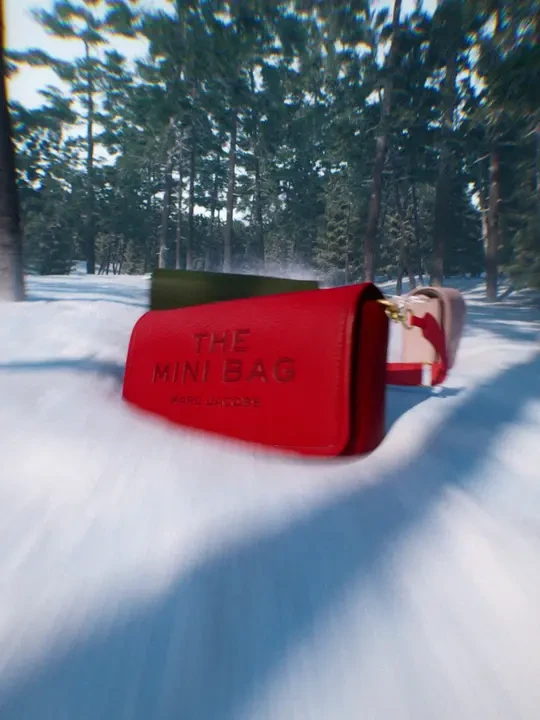 轻盈踏雪，THE MINI BAG点亮冬日每一刻。#MARCJACOBS