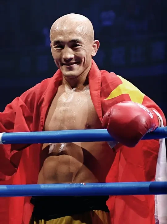 一龙被美国特警队长KO，三年后卷土重来，在国际擂台力证中国功 #武僧一龙 一龙被美国特警队长KO，三年后卷土重来，在国际擂台力证中国功夫#格罗特 #格斗 #自由搏击 #ko