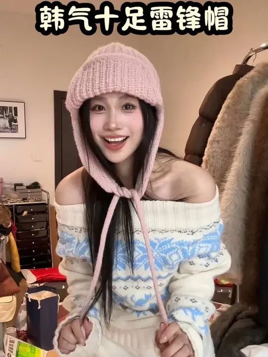 冬天的穿搭 就是妥妥靠配饰支撑起来的#雷锋帽 #帽子控 #毛线帽 #大头围帽子