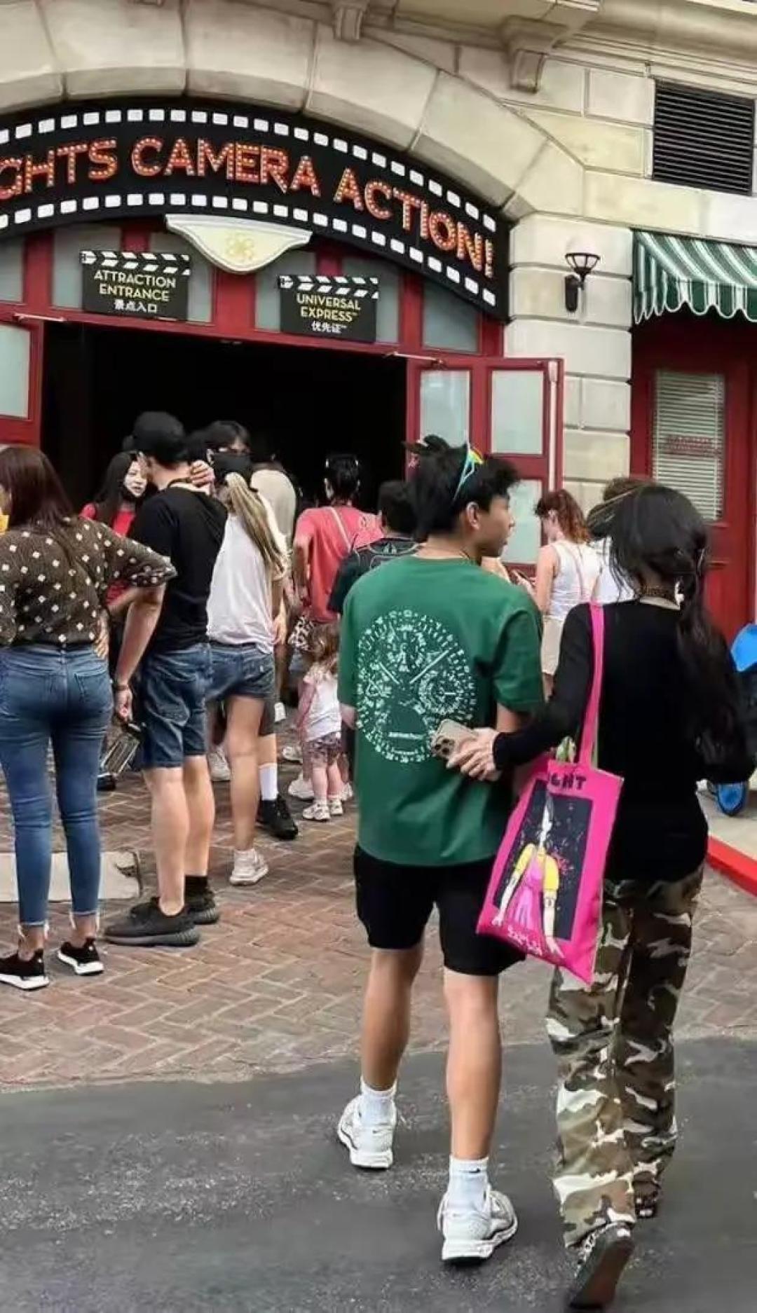 温馨亲子游：张柏芝带二儿子游玩新加坡环球影城