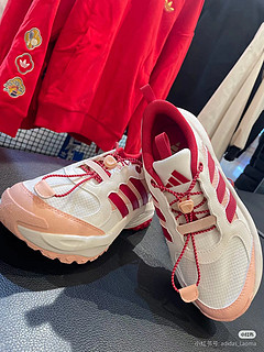 Adidas“小千层”新年款：孩子新年的绝佳选择