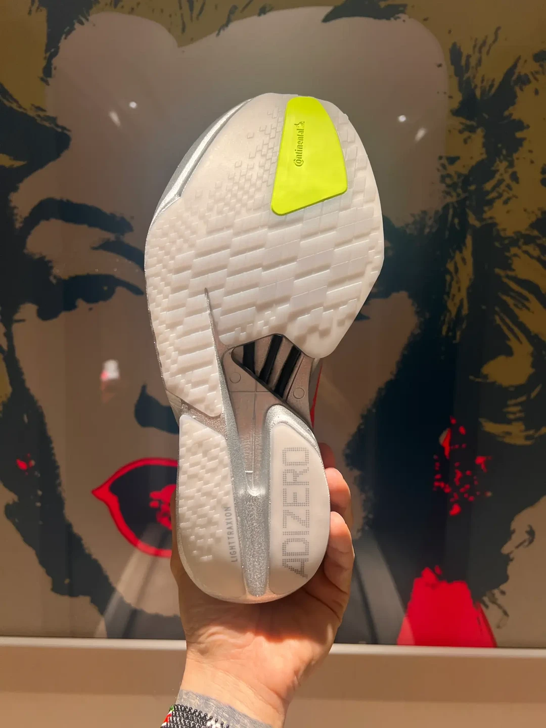 Adizero Adios Pro 4箱根配色：碳柱科技与LSP泡棉的完美结合