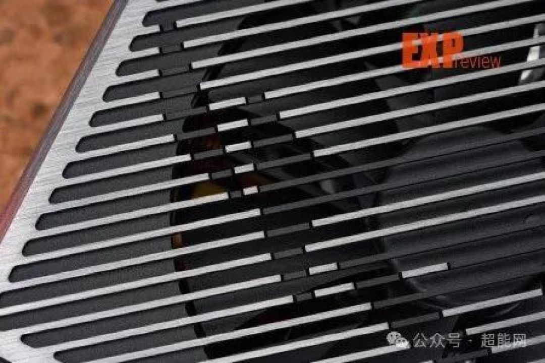 ROG THOR雷神III 1200W电源图赏:利用设计巧思让外观高级感再进一步