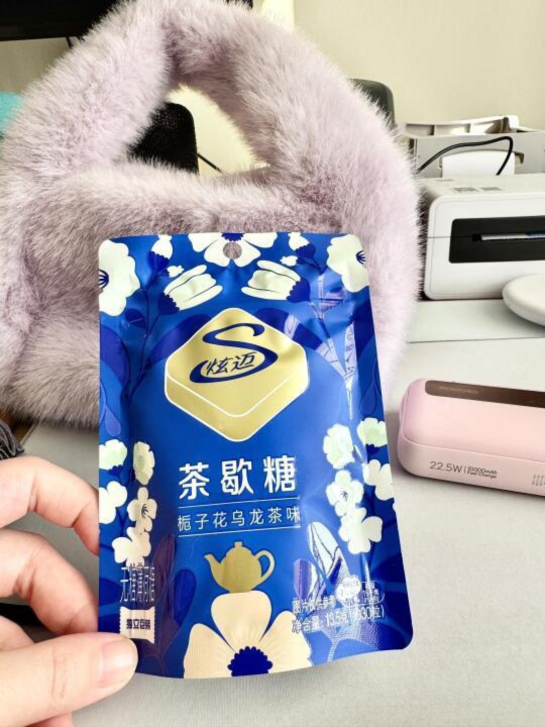 炫迈茶歇糖:明星同款,清新零糖口味引领职场新风尚