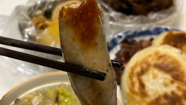 今日美食推荐：锋味派火山石烤肠，唤醒味蕾的早餐新选择🍖