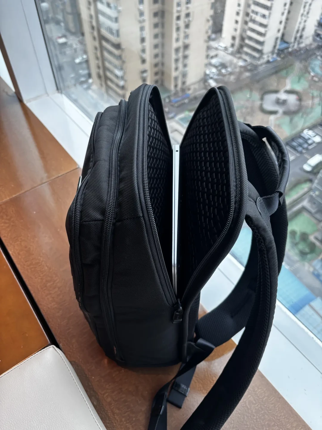 Tumi Alpha 3男士商务双肩包深度体验:实用与时尚的完美结合