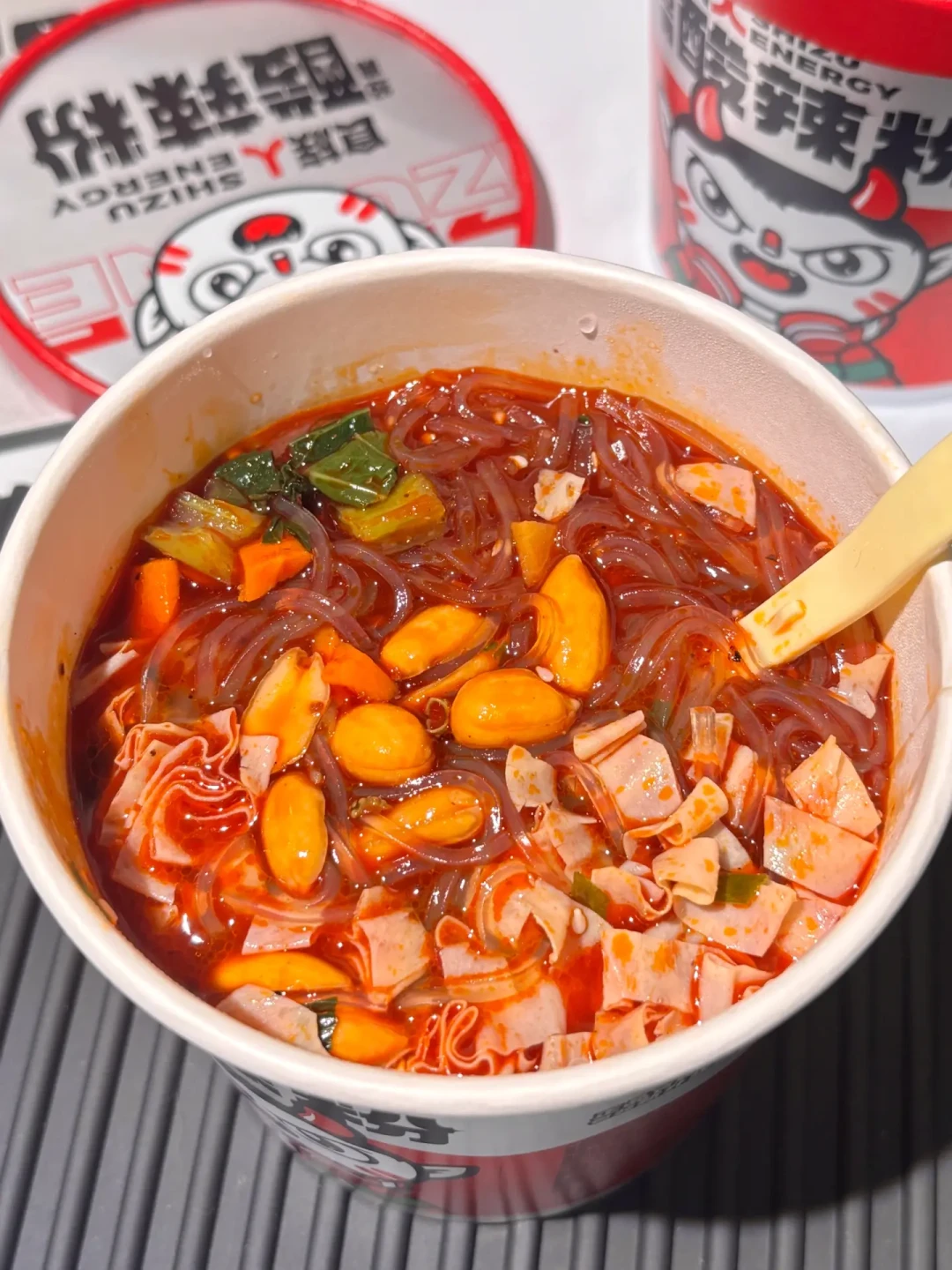 食族人携手大奉打更人推出联名新品，速食与古装文化碰撞出新火花