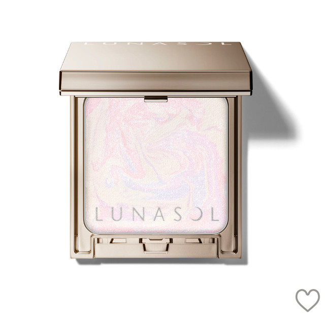 LUNASOL日月晶采的高光真的是越用越喜欢！可以说它是花王旗下彩妆第一梯队里，最懂得“雅”的！它不会像SUQQU那样过于绚丽，也不会像KANEBO那样过于现代，而是始终处于一个平衡状态，浪漫中透着格