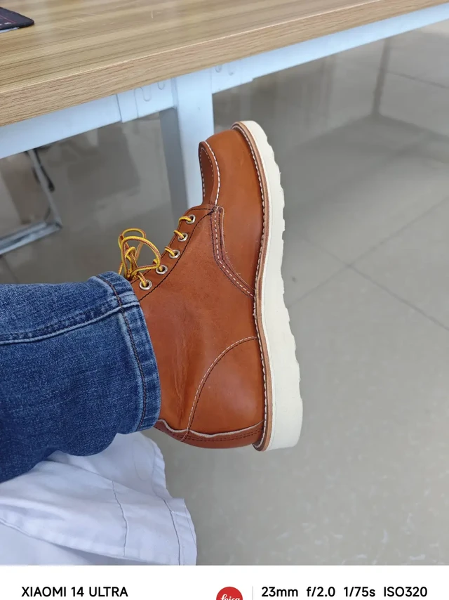 如何挑选自己合适的工装靴以及快速驯服红翼875，一点穿着小经验分享给大家，看到网上都在问夹脚怎么解决，回答也是五花八门，诸如：没有出磨合期、买双厚点的袜子、没有选对尺码、楦型选错了等等。我认为这都是没