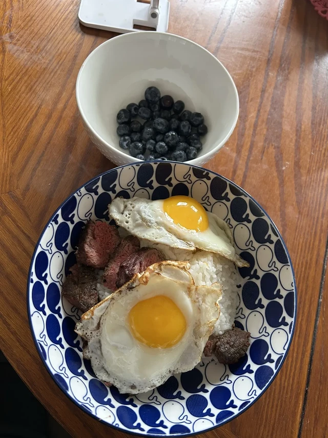 2024站好每一班岗，106公斤饮食。第一餐：350g米饭，4盎司牛肉，两个全蛋和85g蓝莓
第二餐（练前餐）375g米饭 6盎司鸡胸 1根香蕉
训练中：300毫升佳得乐，一勺carbhd 一个粉盐
