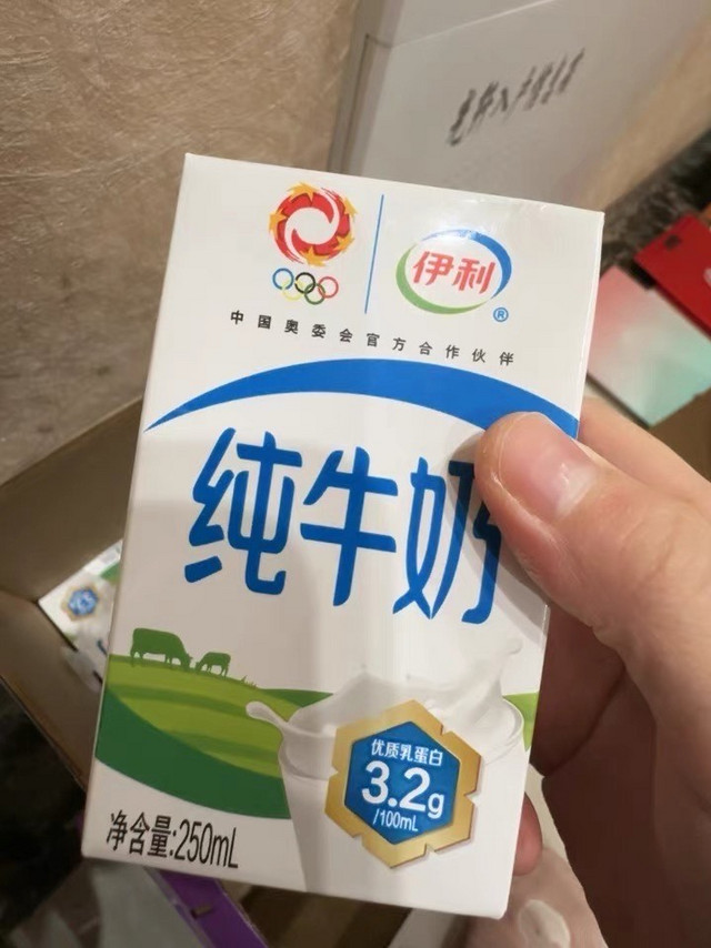 伊利纯牛奶，营养早餐必备单品！