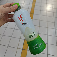 一杯椰子水，喝出热带风情！