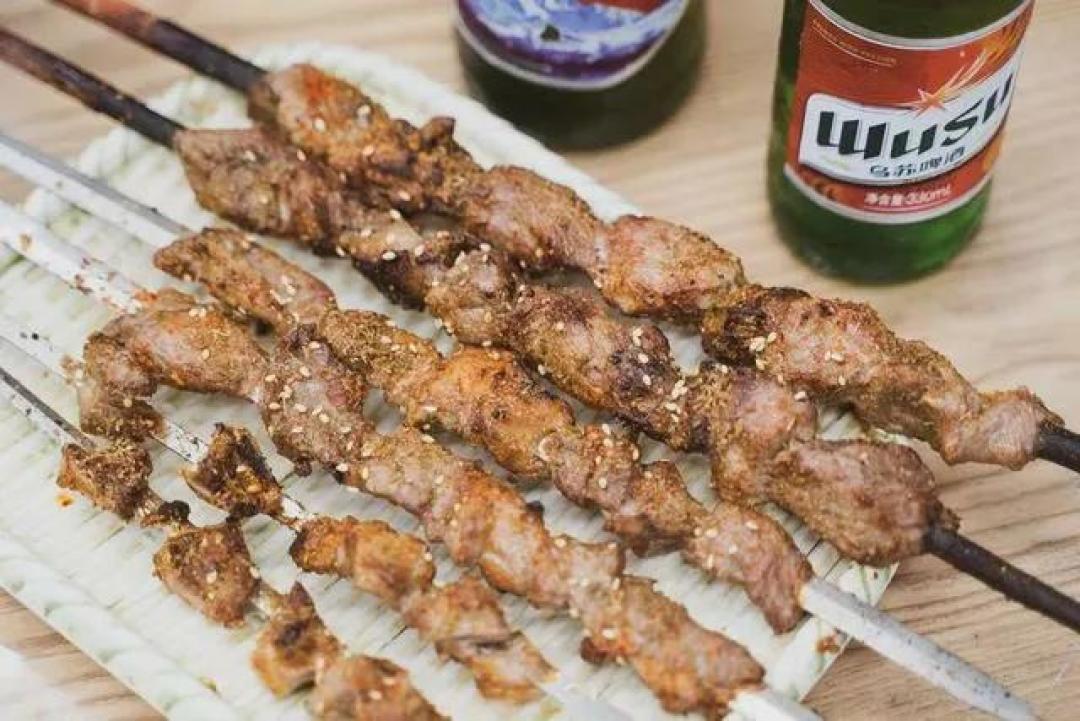 韩国游客在上海排队3小时品尝火爆羊肉串，尽显跨国美食魅力