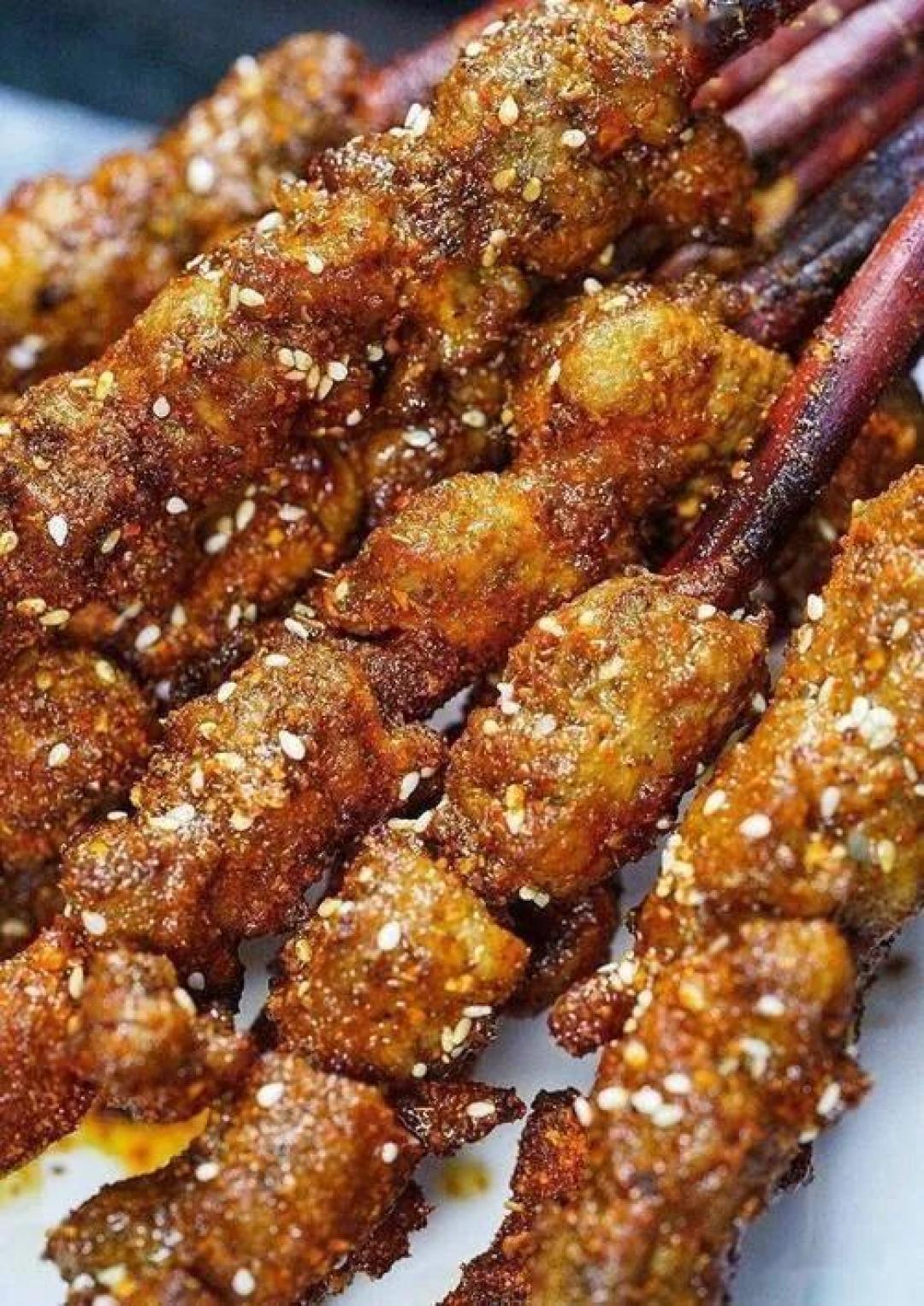 韩国游客在上海排队3小时品尝火爆羊肉串，尽显跨国美食魅力