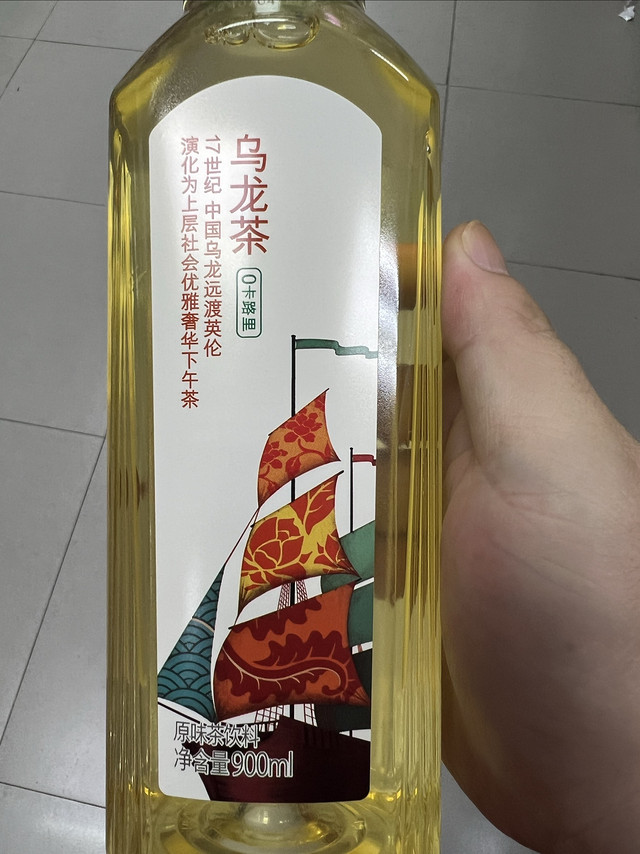 900毫升的农夫山泉的东方树叶饮料，十分的不错的！！！