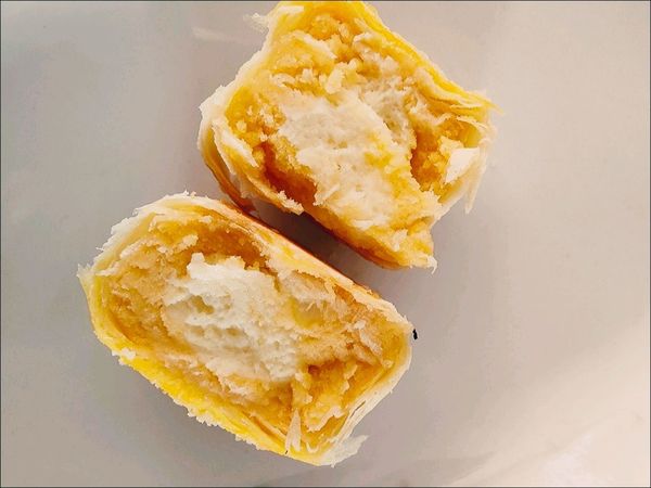 邂逅软糯咸香，鲍师傅蛋黄酥食用记