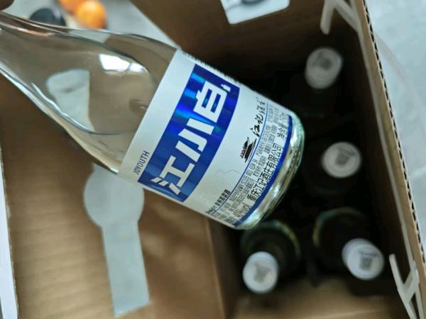 独酌江小白,纯粮清香绕