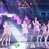 火箭少女101星光大赏重聚演出，粉丝泪洒现场再唱《Light》