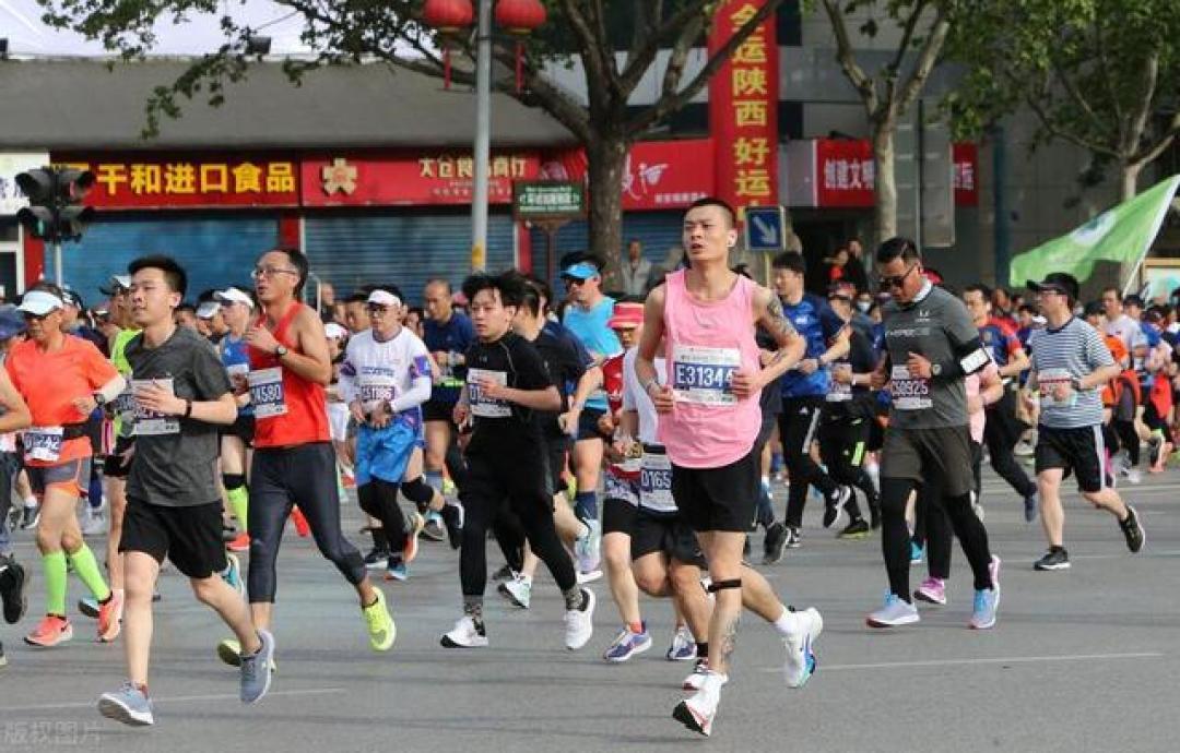 跑一场马拉松要花多少钱？报名、交通、装备、训练全解析