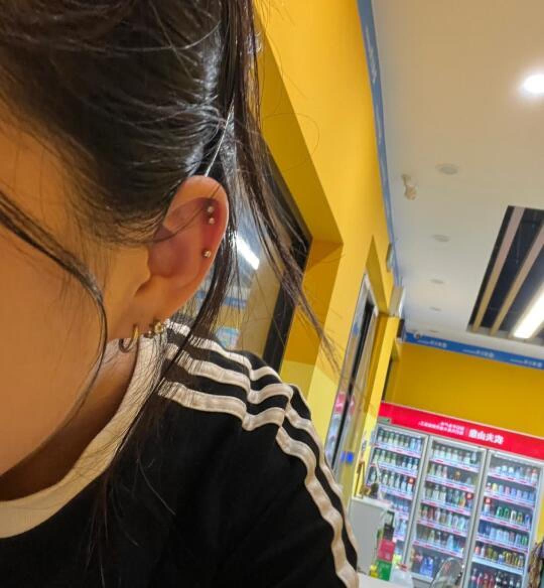 打耳骨钉的疼痛与风险及护理要点