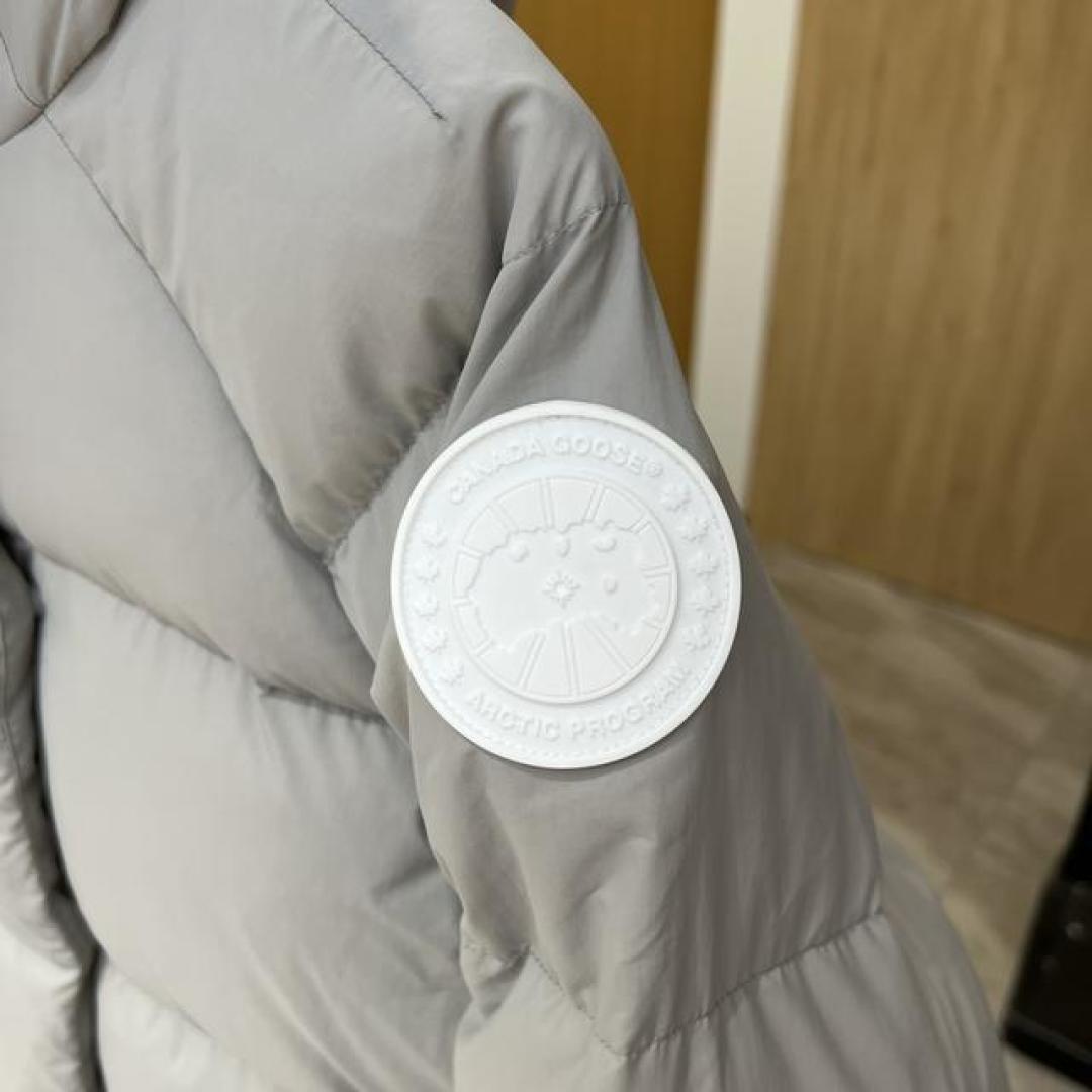 加拿大鹅黑标与白标的区别解析及选购建议