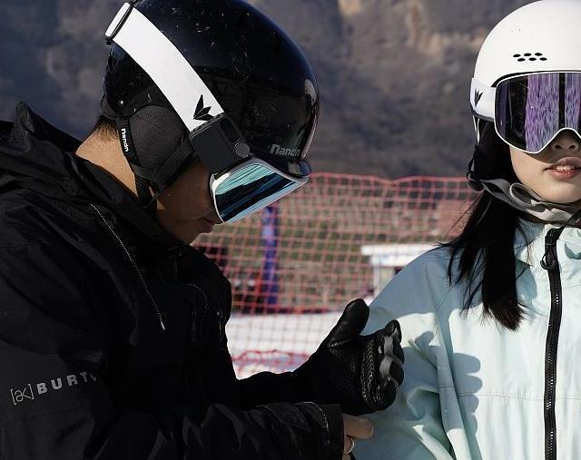 小米冬季滑雪神器：小米运动对讲机，让滑雪之旅更“有声”