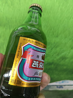 燕京精品11度啤酒，一口就爱上！