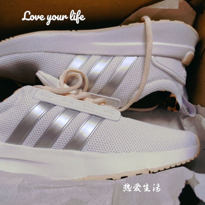 阿迪达斯跑鞋